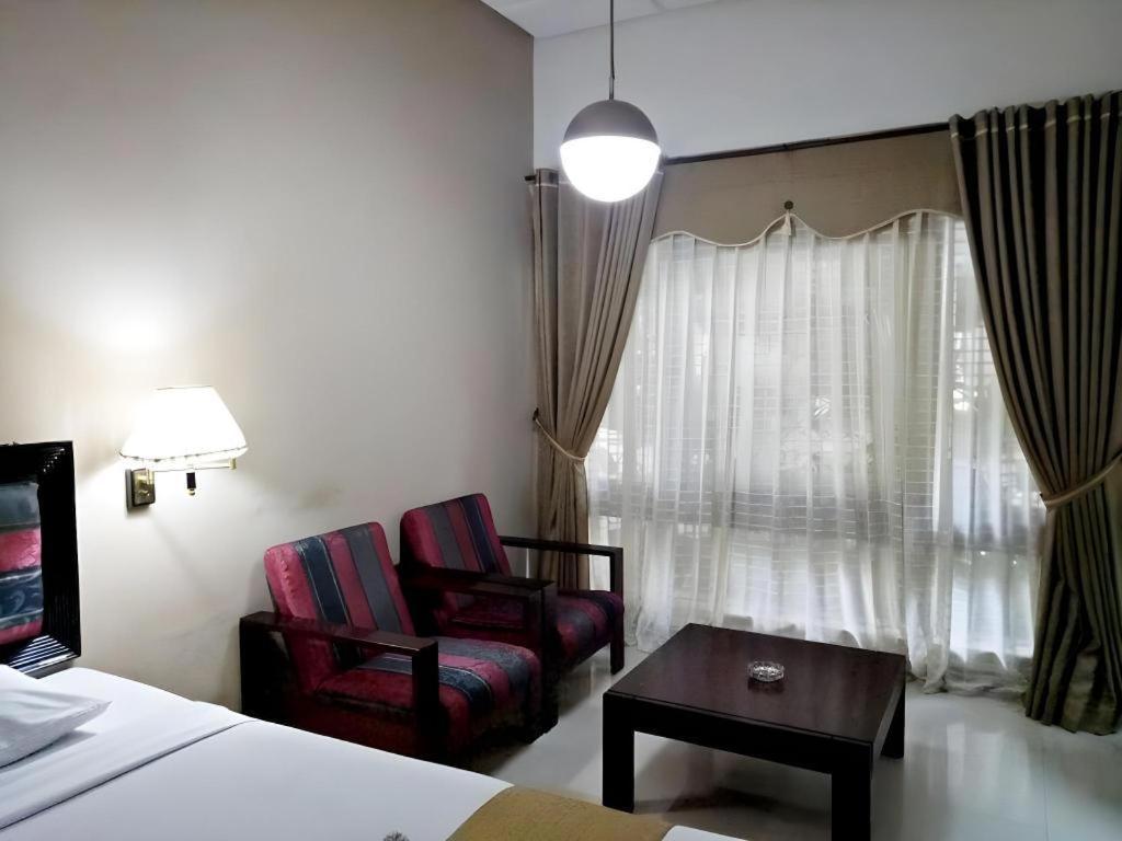 New Grand Park Hotel Surabaya Exterior foto